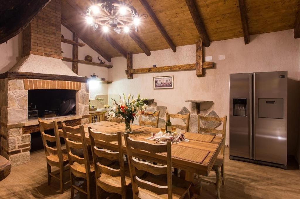 Villa Falcon Rook Gruda Chambre photo